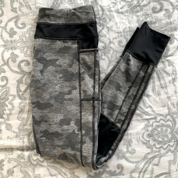 Pants - Gray & Black Camo Workout Leggings size M